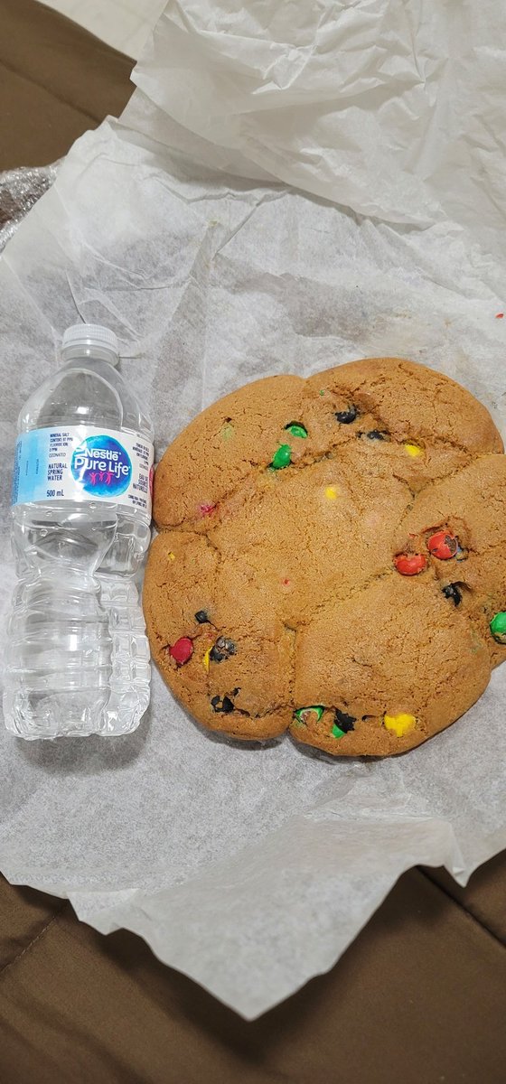 Mario204Super's tweet photo. I Rick Jamesd' this #Cookie, it's bigger than your face 🤣👨🏽🍳🍪🍪 #MonsterCookies #BakingLife #CampChef #chef https://t.co/NTTEssLg4D