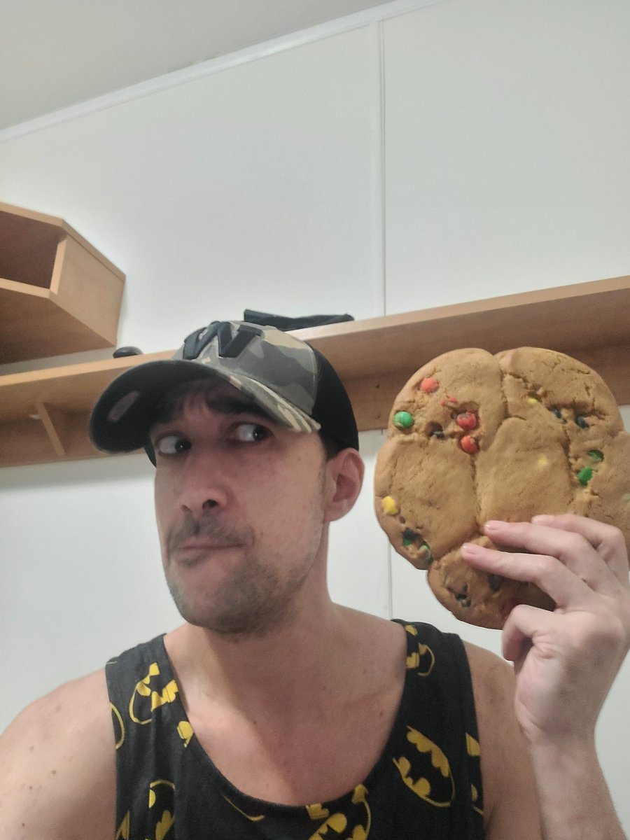 Mario204Super's tweet photo. I Rick Jamesd' this #Cookie, it's bigger than your face 🤣👨🏽🍳🍪🍪 #MonsterCookies #BakingLife #CampChef #chef https://t.co/NTTEssLg4D