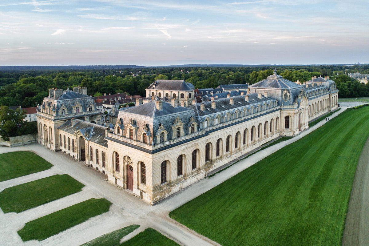 com_autoeco's tweet photo. En cette journée internationale des musées, focus sur le @chateauchantilly,  où nous avons décidé de fêter la 10ème édition des #TropheesEnvironnement le 08/09/2022 septembre dans le sublime cadre des Grandes Ecuries.
Save the date ! #environnement #automobile #events #recyclage https://t.co/zILXyTI3M7