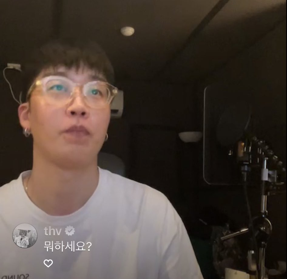 vminiecats's tweet photo. — #V comento el reciente live en Instagram de su amigo del wooga squad, Peakboy, preguntando sobre qué estaba haciendo. 

Comentario; 

🐻: ¿Que estas haciendo ? 

@BTS_twt https://t.co/Us00Qf3wSN
