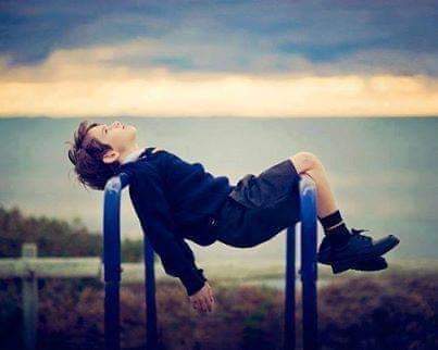 يسألوننآ منذُ الصغرْ :

ماذا تريدوا أن تصبحوا حينَ تكبروا ..؟

و نجيبُ بكلِّ برآءة : أريدُ أنْ أصبحَ

طياراً , طبيباً ،مدرساً ، صحفياً ..

لو علمنآ أن الحيآة هكذآ لامتنعنآ عن الإجآبة

أو لفاجأناهمْ بإجابةٍ غيرِ متوقعة

كَـ : '' أريـدُ أن أكون سعيداً '' ..!