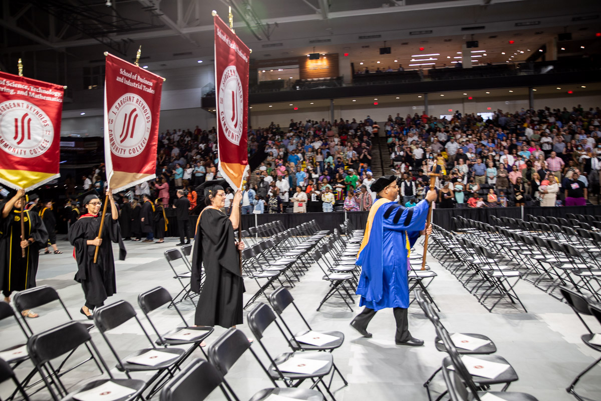 ReynoldsCollege's tweet photo. Congratulations to all our new alumni! You did it! Check out the photos from the Reynolds 49th Graduation Ceremony by visiting https://t.co/9Nh4Wvx8I6. #reynoldsgrad #reynoldscommunitycollege #graduation #grad #grad22 #graduationpictures https://t.co/fdrAqdkn7P