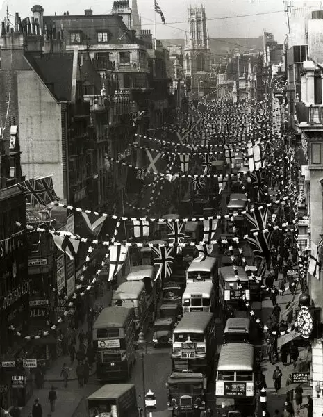 fleetstquarter's tweet image. 📷 #FleetStreet back in 1977, decorated for Queen Elizabeth II Silver Jubilee celebrations! 👸

👑 There's loads to see and do in #FSQ for the Platinum #Jubilee, make sure you check back for updates on what's going on in the Quarter over the long weekend.