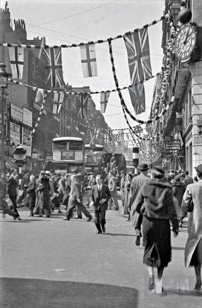 fleetstquarter's tweet image. 📷 #FleetStreet back in 1977, decorated for Queen Elizabeth II Silver Jubilee celebrations! 👸

👑 There's loads to see and do in #FSQ for the Platinum #Jubilee, make sure you check back for updates on what's going on in the Quarter over the long weekend.