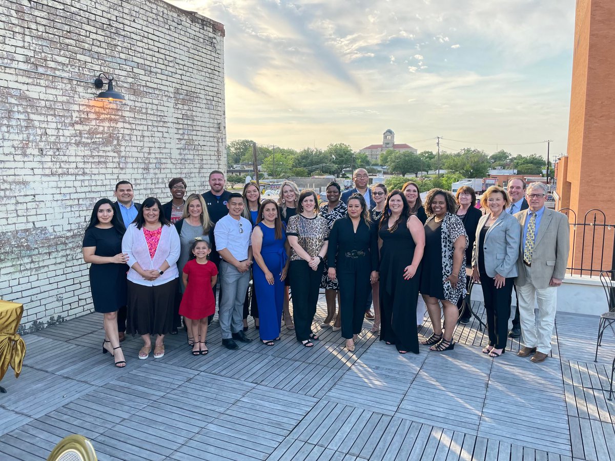 ElmerAvellaneda's tweet photo. Last night we concluded our @CorsicanaISD Leadership Academy with a well-deserved celebration. We are proud of all our future leaders! https://t.co/3wCWuwUQxS