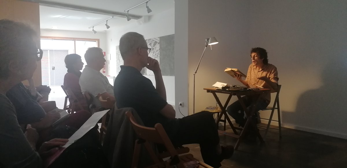 FusterFelicia's tweet photo. Ahir a la tarda, la Fundació acollia la proposta organitzada des del festival Barcelona Poesia "La poesia a París". Tres poetes, Amat Baró, Tònia Passola i Yekta, van delectar al públic amb respectives lectures de Verlaine, Fuster i les veus poètiques actuals de l'àmbit parisenc. https://t.co/BExho5EzGW