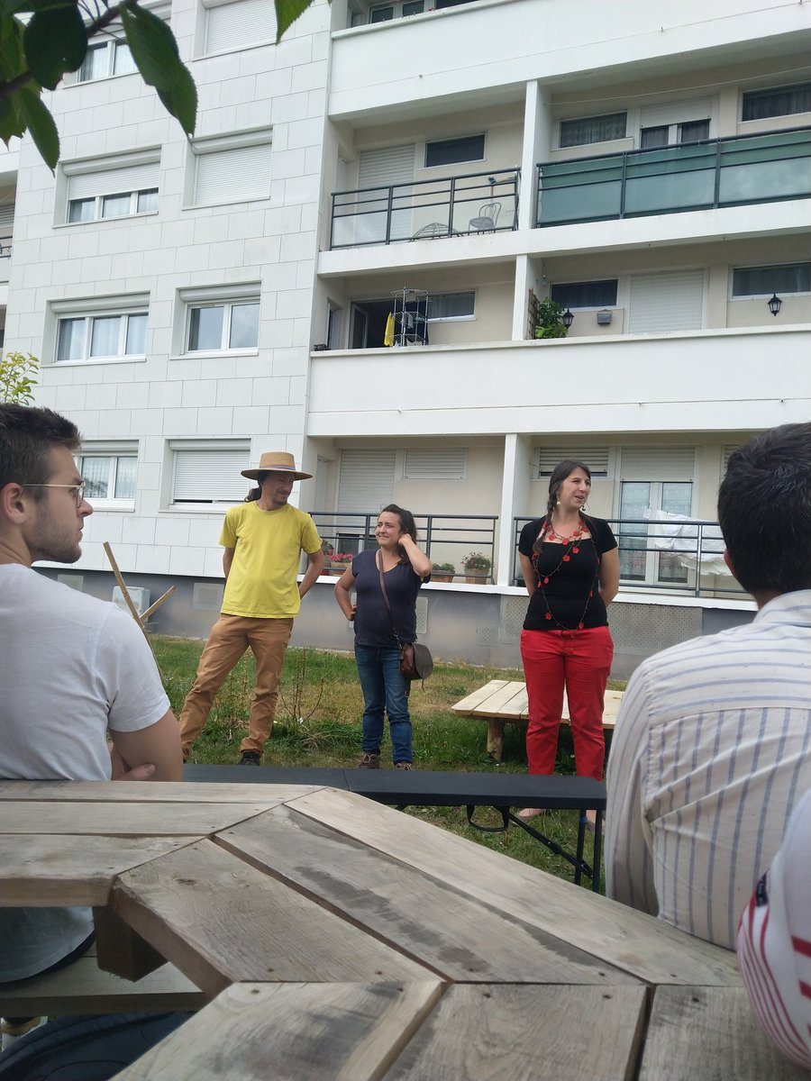 ALOEN_Lorient's tweet image. Découverte du quartier Kesler et de son joli îlot nourricier ! #adaptation

Un espace végétalisé pour et par les habitants avec @OptimismLorient (arbre fruitier, mobilier urbain...).

Un vrai lien avec la terre transmis aux enfants. "Plus on connait, plus on en prend en soin !"