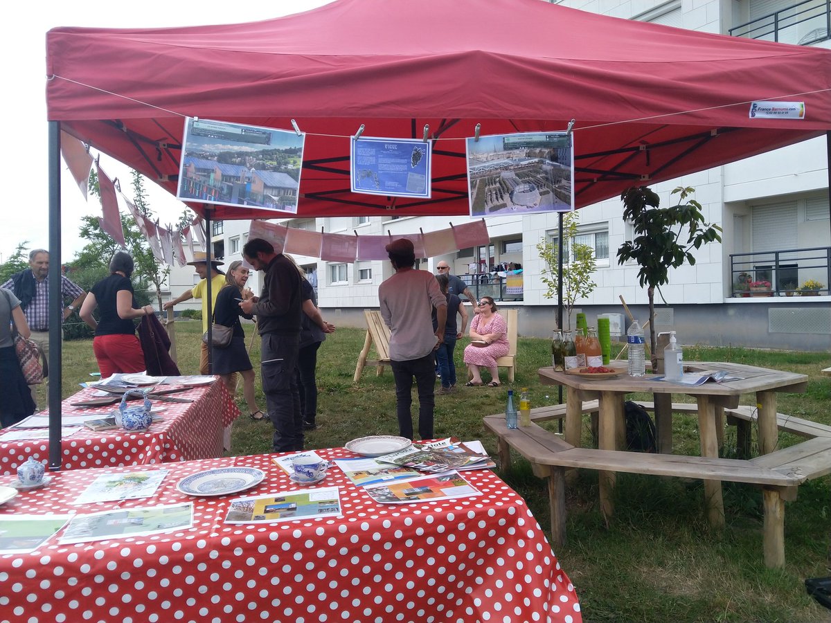 ALOEN_Lorient's tweet image. Découverte du quartier Kesler et de son joli îlot nourricier ! #adaptation

Un espace végétalisé pour et par les habitants avec @OptimismLorient (arbre fruitier, mobilier urbain...).

Un vrai lien avec la terre transmis aux enfants. "Plus on connait, plus on en prend en soin !"