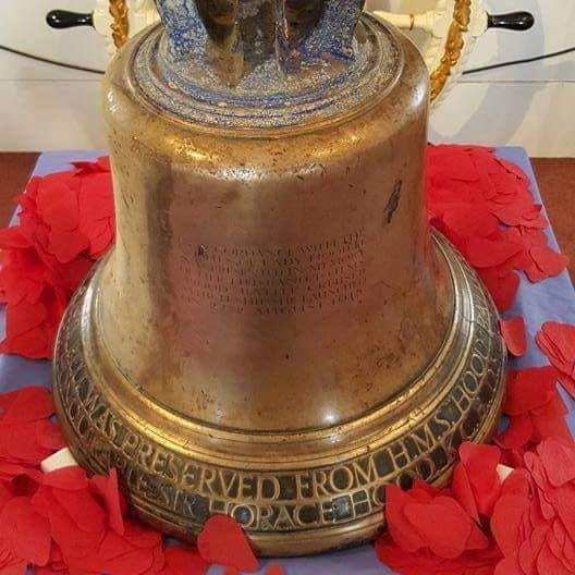 HMS_HoodUK's tweet photo. HMS Hood's bell, recovered from her wreck. The last wish of Ted Briggs as a permanent memorial to his crew mates.
Here the bell is surrounded by 1415 poppy petals each one representing a man lost in Hood.
We Will remember them.
#HMSHA #HMSHood #remembrance #RoyalNavy #WorldWar2 https://t.co/1B4zszBN2a