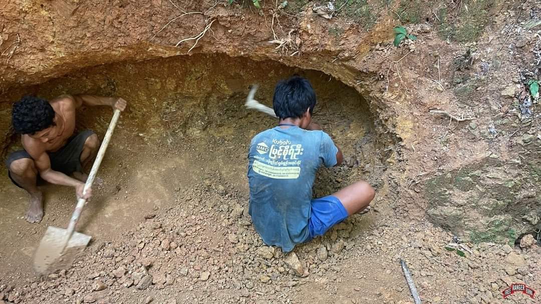 Because of unceasing offenses of junta terrorists service SAC in #LayKayKaw area, refugees including children have to hide in potholes and caves so they can be sheltered from bullets. Sometimes, they even have to crawl to seek their hideouts. 
#2022May18Coup #RefugeesNeedHelp