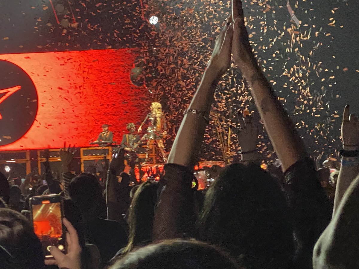 psyfera1's tweet photo. @AvrilLavigne Thank you @AvrilLavigne we have a great night!!! Thanks for coming to Winnipeg!!! We love ❤️ you!!! #BiteMeTour #BiteMeTourCanada #AvrilLavigne https://t.co/ptvjUNQMAt