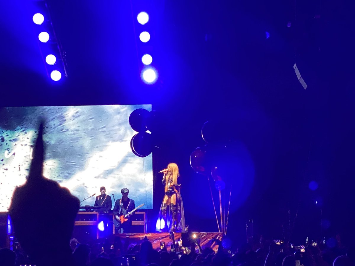 psyfera1's tweet photo. @AvrilLavigne Thank you @AvrilLavigne we have a great night!!! Thanks for coming to Winnipeg!!! We love ❤️ you!!! #BiteMeTour #BiteMeTourCanada #AvrilLavigne https://t.co/ptvjUNQMAt