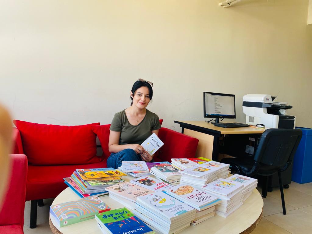 AhmetASLAN031's tweet photo. Kütüphanemize kitap kazandırmayı alışkanlık haline getiren kıymetli öğretmenlerimiz @ummuyildirimm' a ve @Alicemakay1' e ve isteklerini geri çevirmeyen bağışçımız @bkvorgtr 'ye öğrencilerim, velilerim ve okulumuz adına teşekkür ederim.
@mesutcerko 
@Arslan_Meh_Ali https://t.co/9hRLBJiEQg