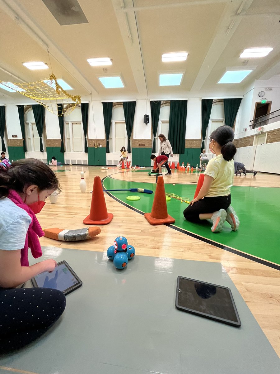 scooperga4's tweet image. Building complex courses for our robots. What fun!! #greenacrespride @mstorrey2014