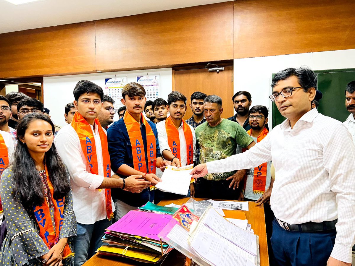 ABVPAhmedabad's tweet photo. આજ રોજ અખીલ ભારતીય વિદ્ય���ર્થી પરિષદ દ્વારા આવનારી ગુજરાત યુનિવર્સિટી ની પ્રવેશ પ્રક્રિયા માટે કેટલાક મુદ્દાઓ ને ધ્યાન માં રાખીને આવેદન પત્ર આપવામાં આવ્યું હતું…

#ABVPGujrat 
#ABVPKarnavati #karnavatimahanagarabvp
#karnavati https://t.co/BcmV1ZySEn