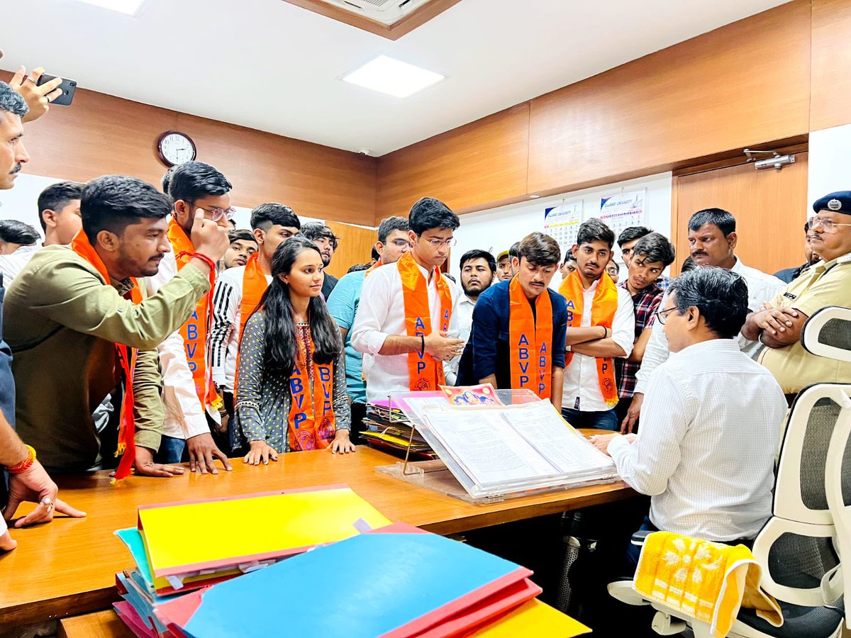 ABVPAhmedabad's tweet photo. આજ રોજ અખીલ ભારતીય વિદ્ય���ર્થી પરિષદ દ્વારા આવનારી ગુજરાત યુનિવર્સિટી ની પ્રવેશ પ્રક્રિયા માટે કેટલાક મુદ્દાઓ ને ધ્યાન માં રાખીને આવેદન પત્ર આપવામાં આવ્યું હતું…

#ABVPGujrat 
#ABVPKarnavati #karnavatimahanagarabvp
#karnavati https://t.co/BcmV1ZySEn