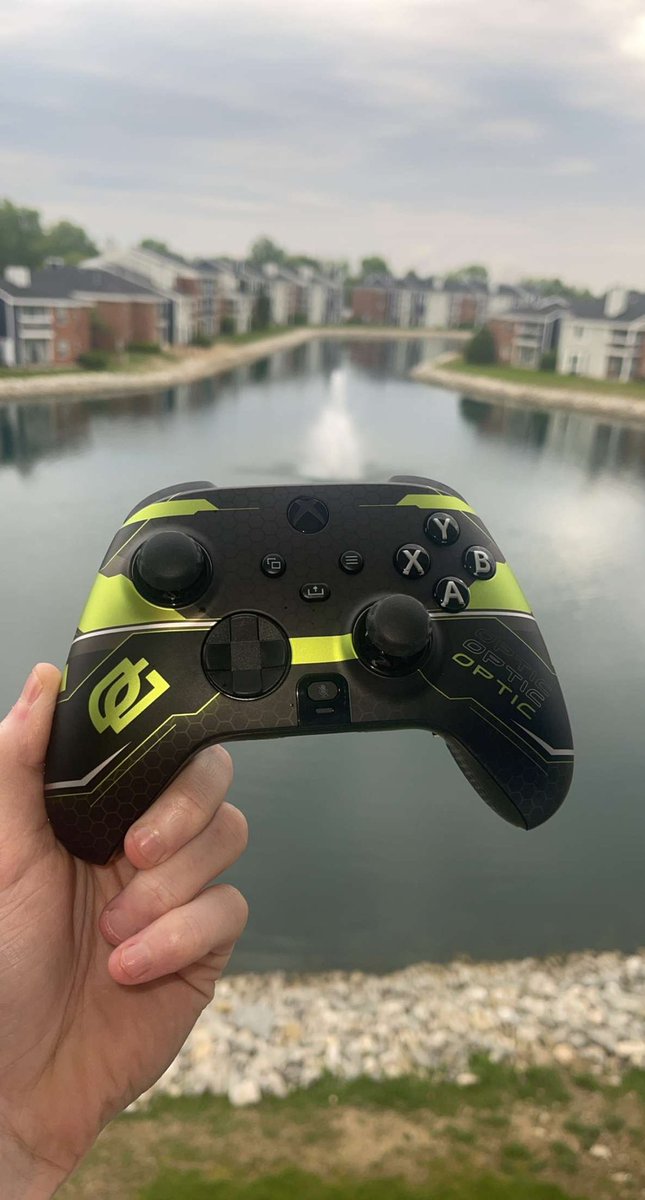 bradleeharphant's tweet photo. Finally got my new @OpTic scuf controller and couldn't be more happier 🤯🤯🤯 https://t.co/jDVVVxCQom
