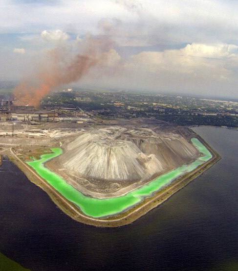 Hromadske's tweet photo. Bombing of Azovstal by Russia can cause the leakage of concentrated solution of hydrogen sulfide into the Sea of ​​Azov what will completely destroy its flora and fauna. Then dangerous substances can also reach the Black and Mediterranean Seas, reports Mariupol City Council 1/4 https://t.co/SLZ3jw5jzl