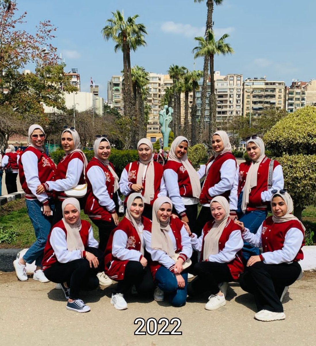 allaboutmiira's tweet photo. جينا هنا وعيوننا فيها دموع على أحلام متحققتش، فضلنا جنب بعض فكل ضحكة وكل دمعة وبقينا أكتر من اخوات ♥️♥️ ممتنة بجد من كل قلبي ليكم وبدعي ربنا نفضل باقي العمر جنب بعض منتفرقش أبدا
هتفضلوا بالنسبالي أهم حاجة كسبتها من الكلية، وذكرياتنا هنا باقية ومحفورة مش هتتنسي ♥️♥️
#FCES23 https://t.co/8APaSFiyxk