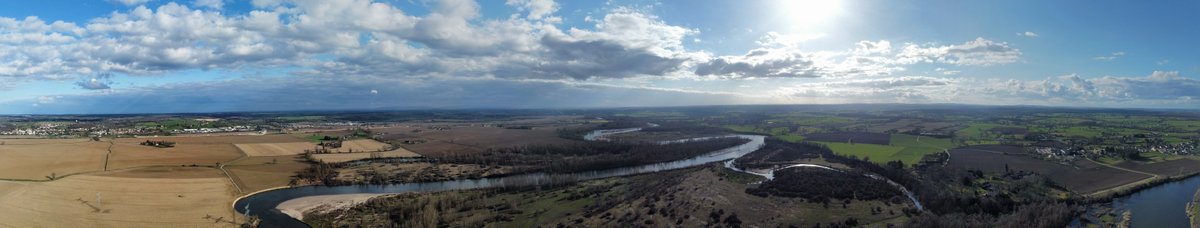 Eauvergnat's tweet photo. Le saviez-vous ? L’Allier et sa nappe alluviale alimentent près de 2/3 des habitants du département éponyme ! La mobilité de la rivière, sa dynamique, est essentielle pour conserver une eau potable de qualité et accessible au niveau des puits de captage https://t.co/ERU9D3UsHZ https://t.co/YGuitkgQuJ