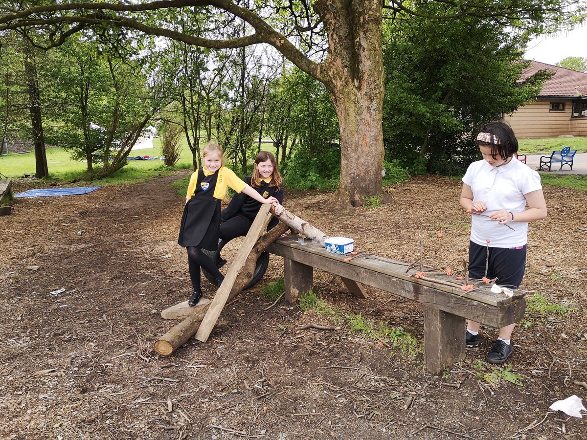 neilston_madras's tweet photo. The Forest School group enjoyed den building, tree climbing and bug hunting today. #outdoors #denbuilding #treeclimbing #bugdetectives @ForestSchools @NNOL_Scotland https://t.co/auPOtq1YuG