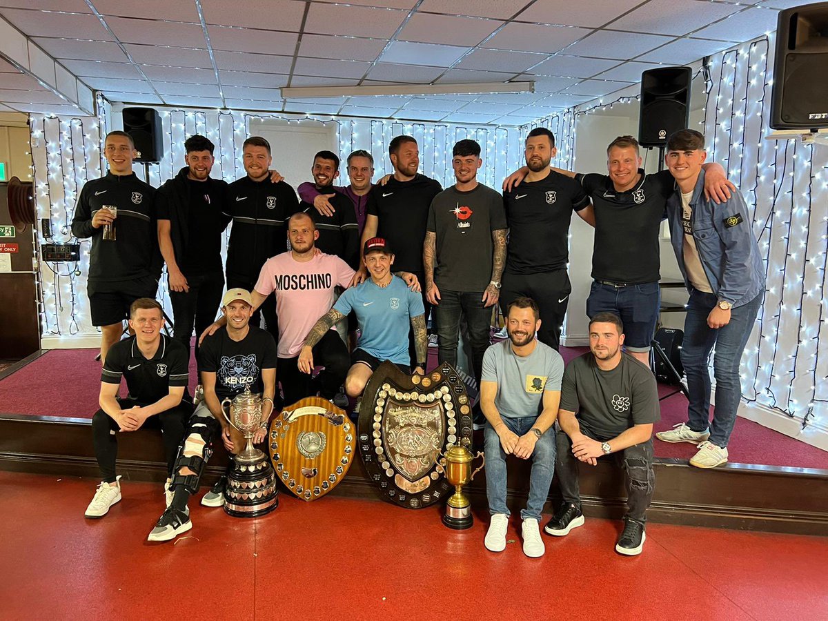 badge_is_in's tweet image. 4 trophies on display, but only one thing catches everyone’s eye.

Doing his best Ashley Cole impression at the end of the photo, left arm forward, nice #badgein.

Feel for the other lads though as the #badgein is overshadowing their great trophy winning season.

8.7/10.