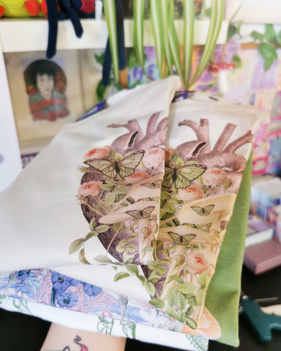 Grunge__Monkey's tweet image. Packing up those Mushroom Hearts 🍄💚🦋🍄💚🦋🍄💚

Thank you for all the love for our new Mushroom Heart design. It's a PURDDDDY one 😍😍😍 Orders are all packed, shipped and on there way to you! 💌
#forestfae
#mushroomcore #naturecore  #grungemonkey #customerorders