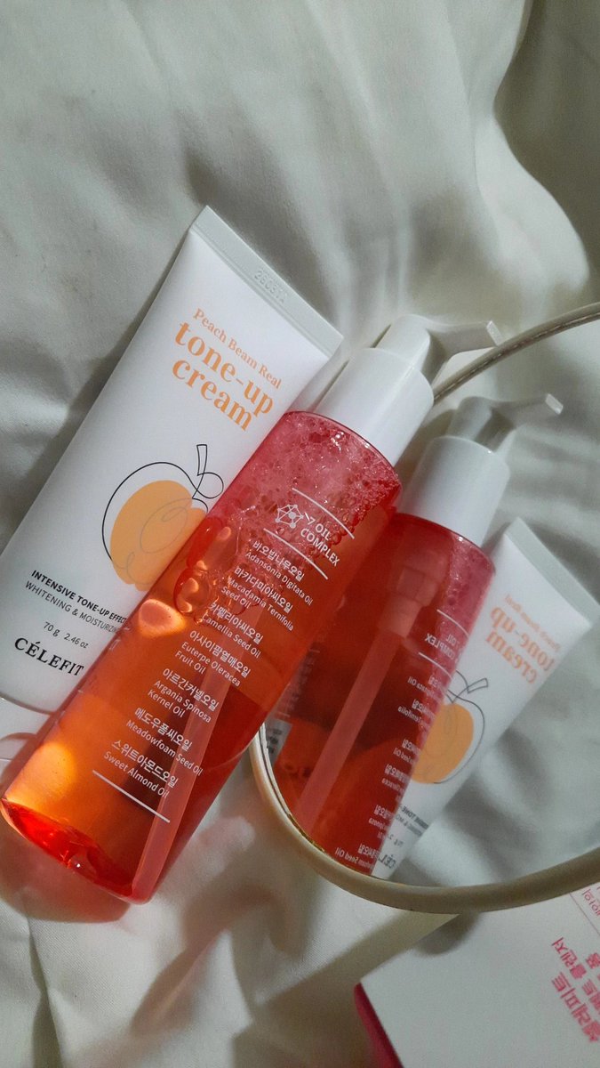 Imelmomoo's tweet photo. 안영하세요~~~~♡♡♡
YANG LAGI CARI MAKEUP SIMPLE DAN DOUBLE CLEANSING GAK RIBET WAJIB BACA THREAD INI ⚠️
 ✅Oil CLEANSER
 ✅ TONE UP CREAM  
dari @celefit_id @hanyooraonni  yang udah aku cobain beberapa hari ini.

⚠️ ___THREAD___⚠️ https://t.co/EpfM8TpURA