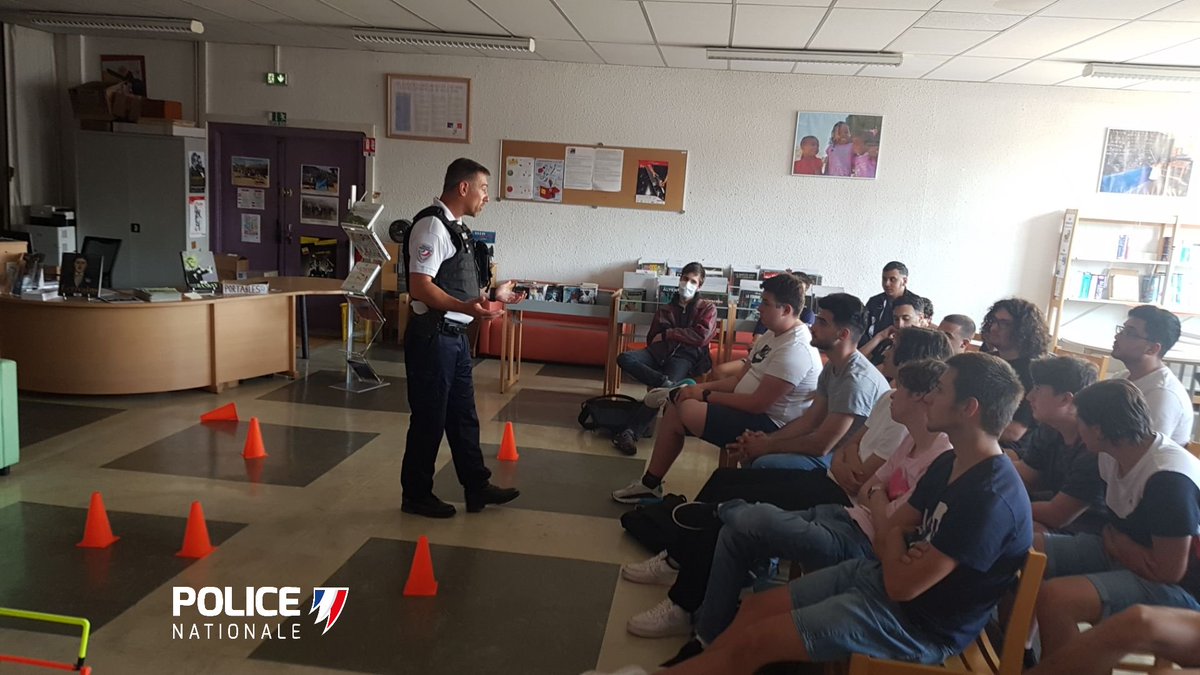PoliceNat74's tweet photo. [#Prévention] 

Sensibilisation des élèves du lycée professionnel du Chablais à #Thonon sur le thème de la sécurité routière par @PoliceNat74, @SDIS_74, @CroixRouge, #ADATEEP,  #PoliceMunicipale, #FFMC.

➡️Rappel des équipements obligatoires
➡️Addictions
➡️Règles de conduite. https://t.co/FhH8ZpMMNJ