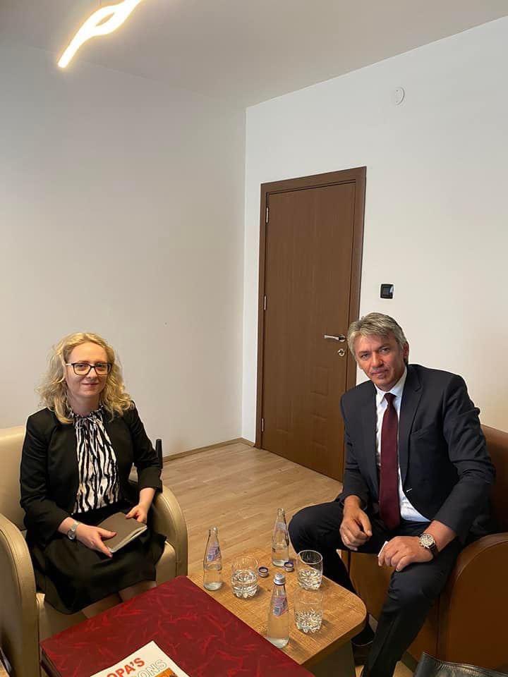 Friendly meeting with 🇷🇴 Ambassador Adela Monica Axinte, who honored me with a cartoon created by Romanian artist Popas. I offered Ambassador Axinte a plaque of the 1st Albanian primer, published in Bucharest. We discussed 🇲🇰’s reform needs and our expectation to start 🇪🇺 talks.