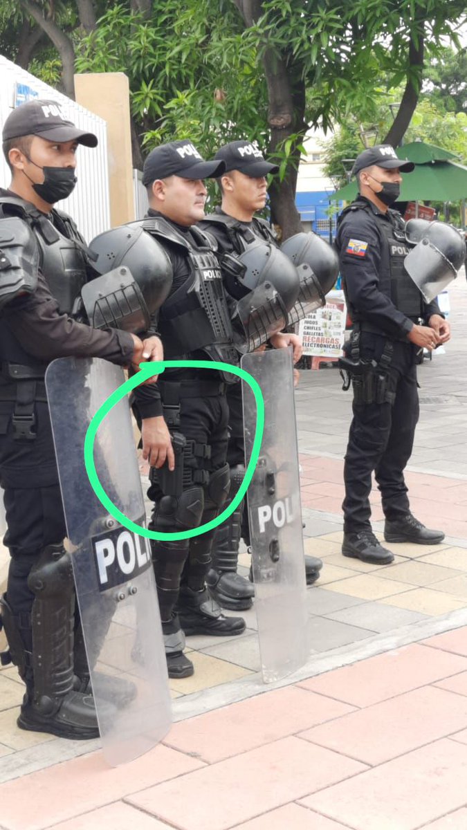 lirisziba's tweet photo. Ojalá así estuvieran parados velando por la seguridad de los ciudadanos para que no nos roben o maten. @PoliciaEcuador https://t.co/Yy0uCrRzg0