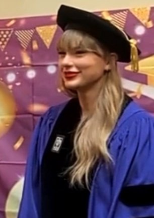 tswiftsversion_'s tweet photo. @taylornation13 How can you not be happy with this proud smile? 🥹🥹🥹 This is too cute, I'm cryingggg 😭😭😭 @taylorswift13 #22GraduatesVersion https://t.co/FMoxsTbDWt