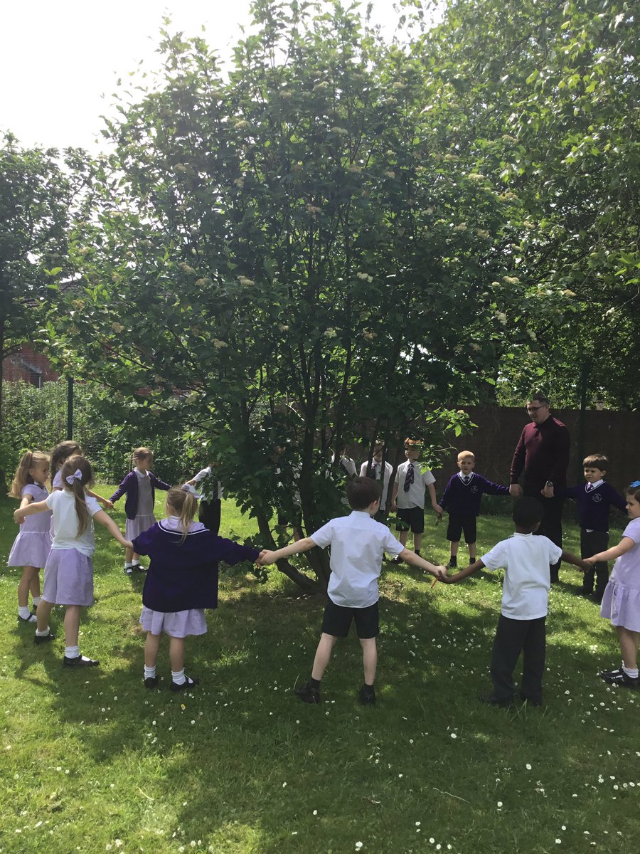 TheTrinityL5's tweet photo. Y1 Science: We have been observing different types of trees and plants around our school grounds. It was a wonderful afternoon and lots of scientific vocabulary was heard during our discussions. #deciduous #evergreen #trinityscience 🌱🌳🍃 https://t.co/vQtmni6TLs