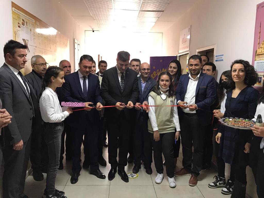 Yakutiyemem's tweet photo. Kültür Kurumu Ortaokulunca hazırlanan  Görsel Sanatlar ve Teknoloji Tasar��m Sergi açılışı İlçe Milli Eğitim Müdürümüz Sayın Cihan KIVANÇ, şube müdürlerimiz ve okul müdürlerimizin katılımı ile gerçekleştirildi. Emeği geçen idareci, öğretmen ve öğrencilerimize teşekkür ederiz. https://t.co/Ah9MqnUHF3
