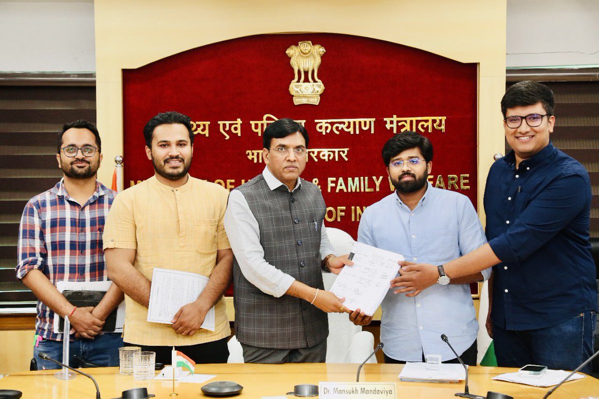 AkshitDahiyaBJP's tweet photo. Today I was part of ABVP delegation that met Union Health Minister Dr @mansukhmandviya and other officials.

We had put 6 important points before him to advance the exam date of #NEETPG2022.

After discussion, we hope that the central govt will provide relief to the candidates. https://t.co/FNUpbU9mRG