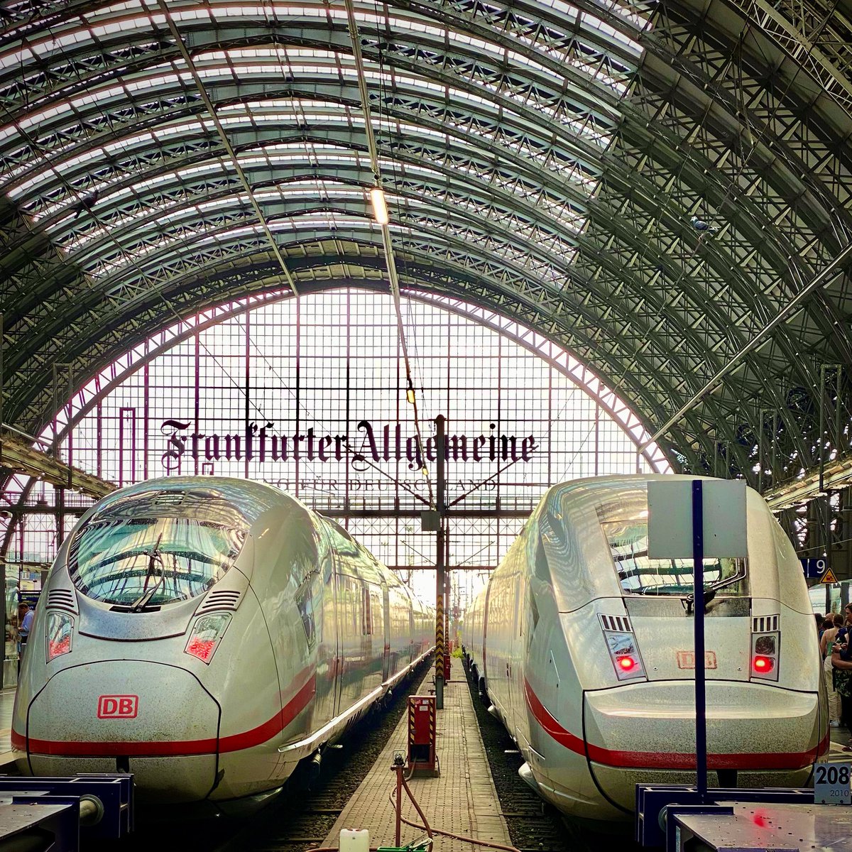 norimberga's tweet photo. Heute sind wir alle in #Eintracht #Frankfurter @Eintracht Viel Glück vom #ClubFan 🔴⚫️ #FCN #1FCN #eintrachtfrankfurt #FRARAN @faznet @FAZ_Sport #FAZ #Rangers #Sevilla #europaleague #glasgowrangers #frankfurtammain #frankfurthauptbahnhof #hauptbahnhof https://t.co/lH8RM2a9qB