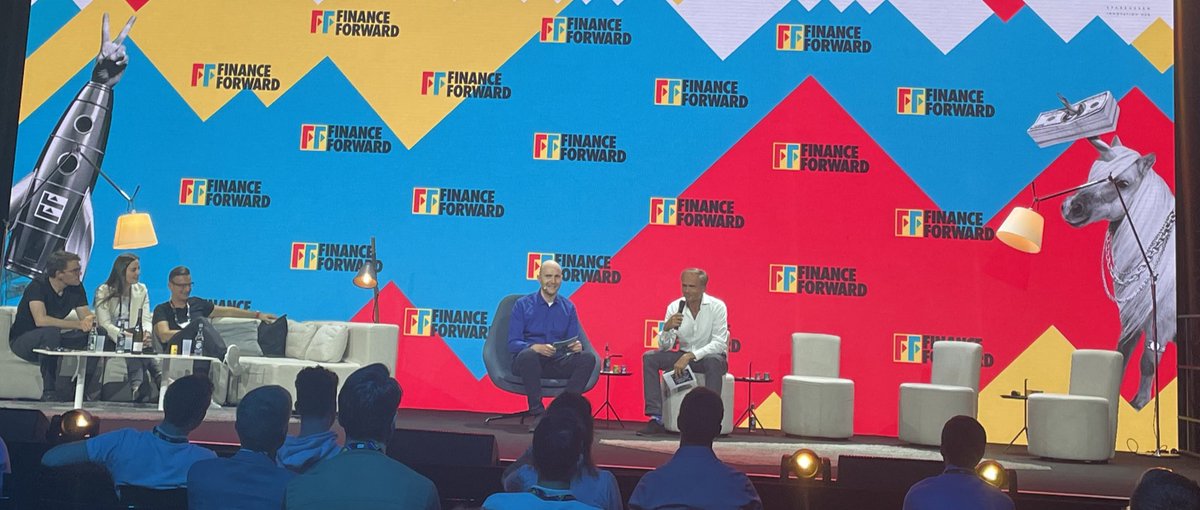 financefwd's tweet photo. Das sieht man selten: Der Check24-Gründer Henrich Blase spricht auf einer Bühne. 

Jetzt mit @casparschlenk bei #FFWD22! https://t.co/Dd8TloYzLt