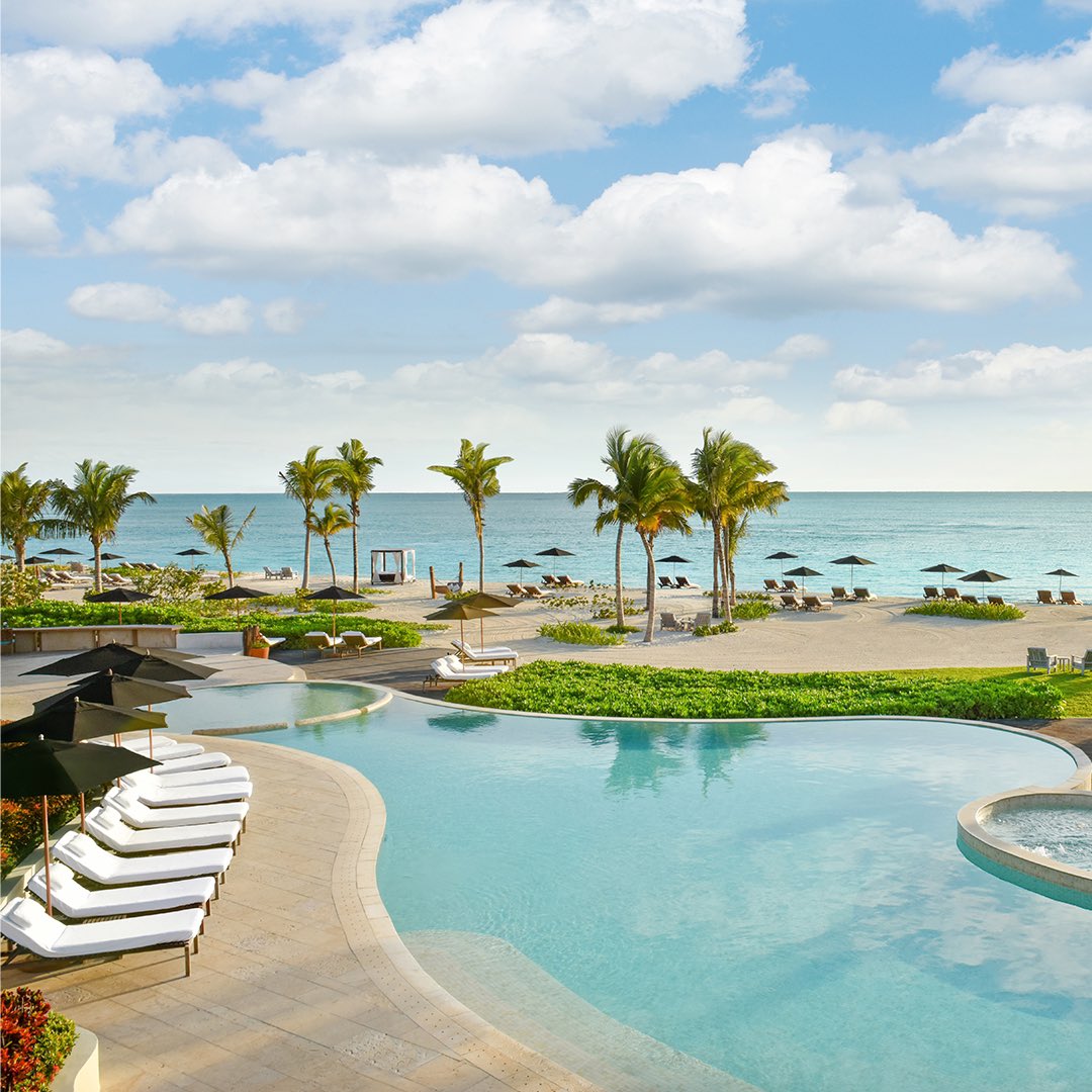 mayakoba's tweet photo. Find an oasis of comfort and serenity at @rwmayakoba. Its contemporary furniture made by Mexican artisans and the details of the rooms guarantee a stay of another level.

#onlyinmayakoba #caribemexicano #luxuryvacations #mayakoba #rosewoodmayakoba https://t.co/BotYiIP9B1