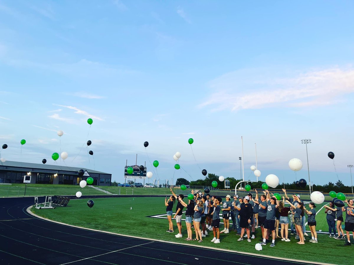 angel_perezTX's tweet photo. Senior sunset was truly a unique memorable event for me. Thank you to everyone that helped. Truly going to miss the @brhs_tigers Class of 2022.💚🤍 https://t.co/wksb1IbrwV