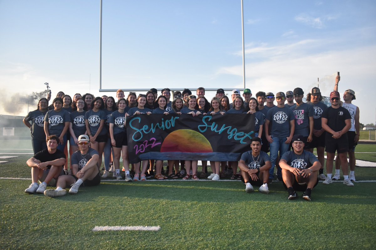 angel_perezTX's tweet photo. Senior sunset was truly a unique memorable event for me. Thank you to everyone that helped. Truly going to miss the @brhs_tigers Class of 2022.💚🤍 https://t.co/wksb1IbrwV