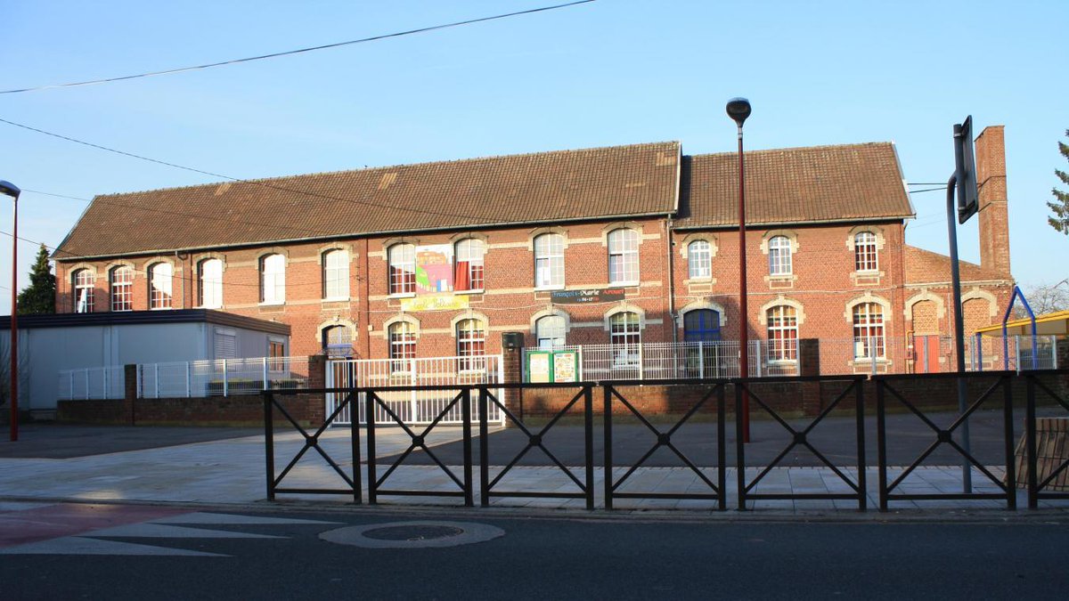 VDNDouai's tweet photo. Forte émotion à #Leforest après l’arrestation d’un instituteur pour agressions sexuelles... https://t.co/yFN86RQDwr https://t.co/RH5gnUwtLi