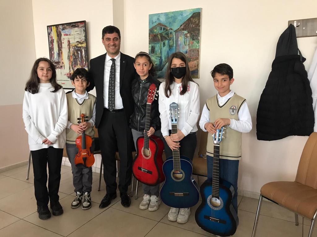 Yakutiyemem's tweet photo. Kültür Kurumu Ortaokulunca hazırlanan  Görsel Sanatlar ve Teknoloji Tasar��m Sergi açılışı İlçe Milli Eğitim Müdürümüz Sayın Cihan KIVANÇ, şube müdürlerimiz ve okul müdürlerimizin katılımı ile gerçekleştirildi. Emeği geçen idareci, öğretmen ve öğrencilerimize teşekkür ederiz. https://t.co/Ah9MqnUHF3