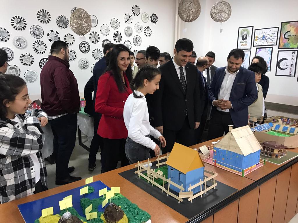 Yakutiyemem's tweet photo. Kültür Kurumu Ortaokulunca hazırlanan  Görsel Sanatlar ve Teknoloji Tasar��m Sergi açılışı İlçe Milli Eğitim Müdürümüz Sayın Cihan KIVANÇ, şube müdürlerimiz ve okul müdürlerimizin katılımı ile gerçekleştirildi. Emeği geçen idareci, öğretmen ve öğrencilerimize teşekkür ederiz. https://t.co/Ah9MqnUHF3