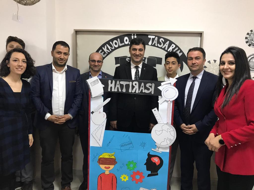 Yakutiyemem's tweet photo. Kültür Kurumu Ortaokulunca hazırlanan  Görsel Sanatlar ve Teknoloji Tasar��m Sergi açılışı İlçe Milli Eğitim Müdürümüz Sayın Cihan KIVANÇ, şube müdürlerimiz ve okul müdürlerimizin katılımı ile gerçekleştirildi. Emeği geçen idareci, öğretmen ve öğrencilerimize teşekkür ederiz. https://t.co/Ah9MqnUHF3