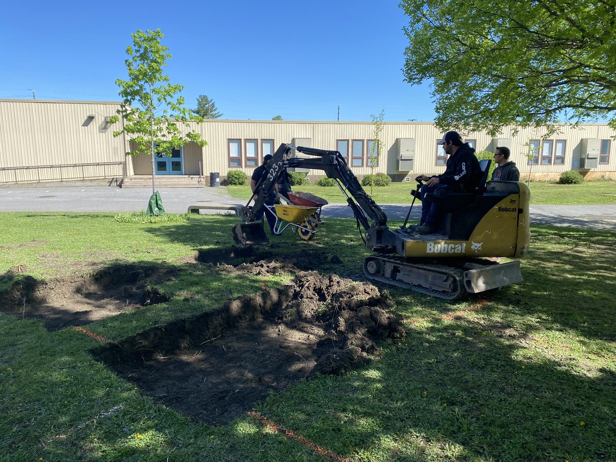 StPiusXOCSB's tweet photo. The creation of our outdoor Indigenous learning space has started after lots of planning and preparation! We are thrilled to be able to watch this beautiful space come to life over the next few weeks. #ocsbIndigenous #ocsbTech #WeAllBelongSPX #PiusFam https://t.co/17tE2qLPja