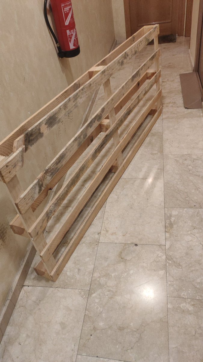 borjamcmz's tweet photo. .@SklumLoveDesign Impresentable servicio de entrega a domicilio. Te lo dejan en el portal y, por si fuera poco, te lo ponen con un extra de dificultad: palet doble para una caja que no ocupa más de 24 cm de ancho. Nunca más una compra en Sklum. https://t.co/2OTI0EBITb