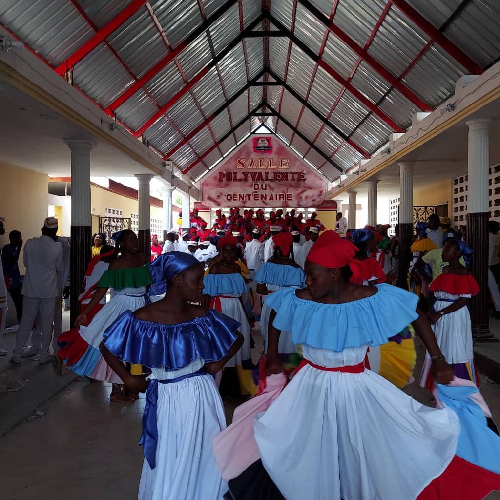 La Ministre Raymonde Rival a mobilisé plus de 500 jeunes pour animer la parade de la célébration du 219ème anniversaire de la création du bicolore national. Jeunes des dix départements du pays se sont impliqués dans cette célébration sous le leadership de la Ministre Rival.  1/2