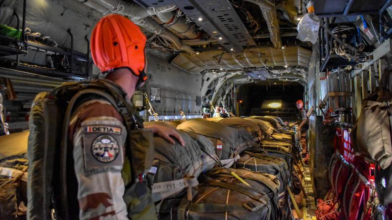 EtatMajorFR's tweet photo. #Barkhane | Retour sur la 2e plus importante livraison par air de @BARKHANE_OP effectuée au profit du GTD-3 Bruno et des Forces armées nigériennes : 40 T soit plus de 20 000 l d’eau, 10 000 l de carburant, et 2 000 rations de combat.
➡️https://t.co/uqBX6BFnlv https://t.co/LVvC1j3VI5