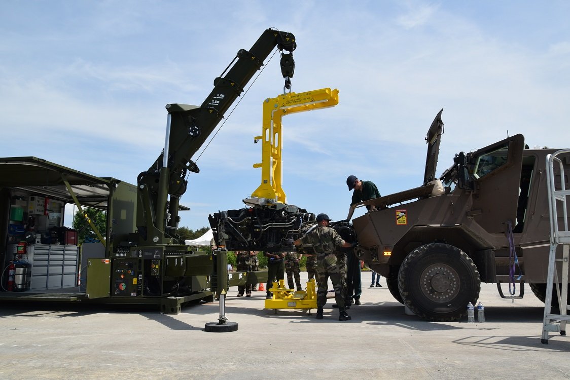CDC_8eRMAT's tweet photo. Le @8eRMAT teste le Forward Repair System Nato, un conteneur équipé d’une grue, d’un espace atelier et d’un générateur, afin de déterminer sa plus-value opérationnelle dans le soutien SCORPION et sa compatibilité technique avec les blindés en service. #CapaciTerre @armeedeterre https://t.co/t9X9MlnpEf