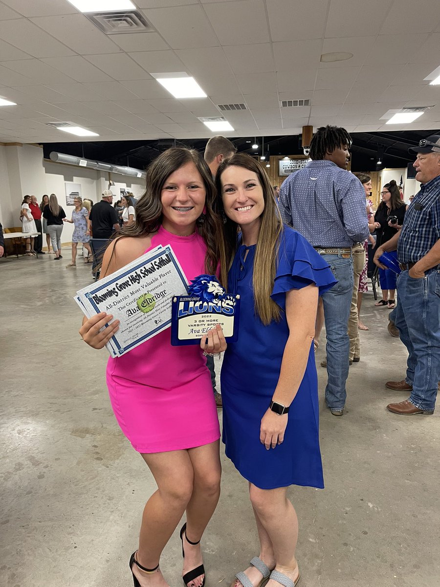ava_eldridge's tweet photo. This season has been something none of us could’ve ever even imagined. We accomplished so much more then anyone thought we would with everyone getting district awards and me getting MVP for the second year in a row! I’m sooo thankful and blessed to receive @SoftballGrove https://t.co/tdeJ4qw8ua